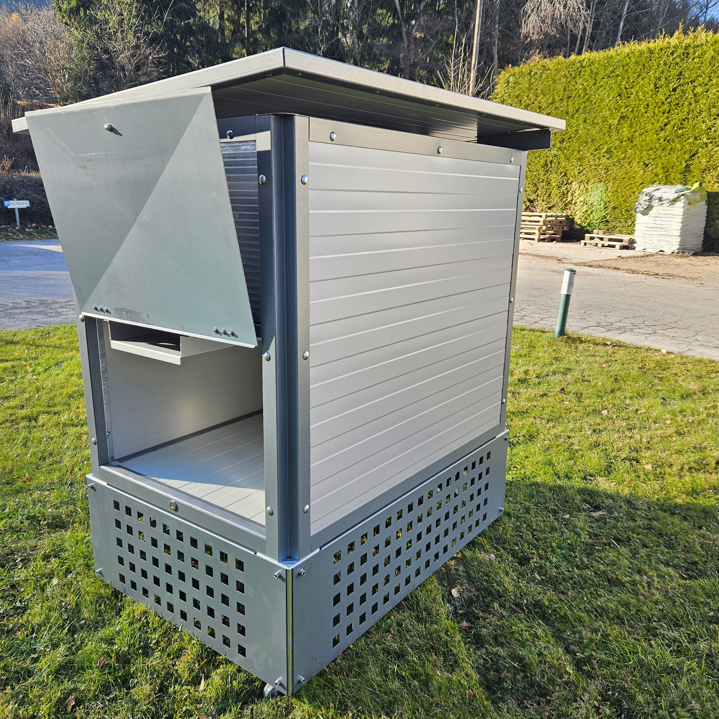 Hinterseite -Öffnung wo sich das Legenest und Kotblech befindet