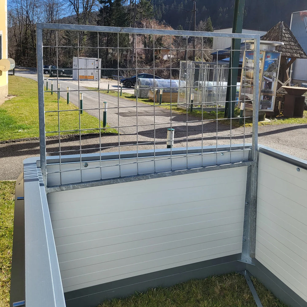 Gurkenrankhilfe im Hochbeet vor der Befüllung