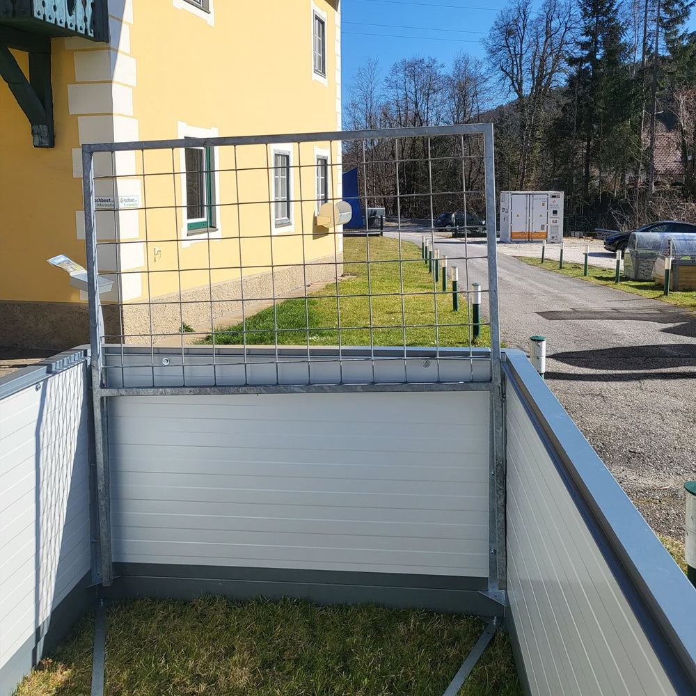 Gurkenrankhilfe im Hochbeet Großaufnahme