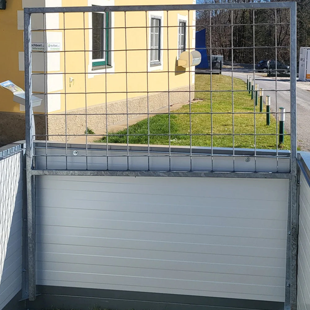 Gurkenrankhilfe im Hochbeet vor der Befüllung