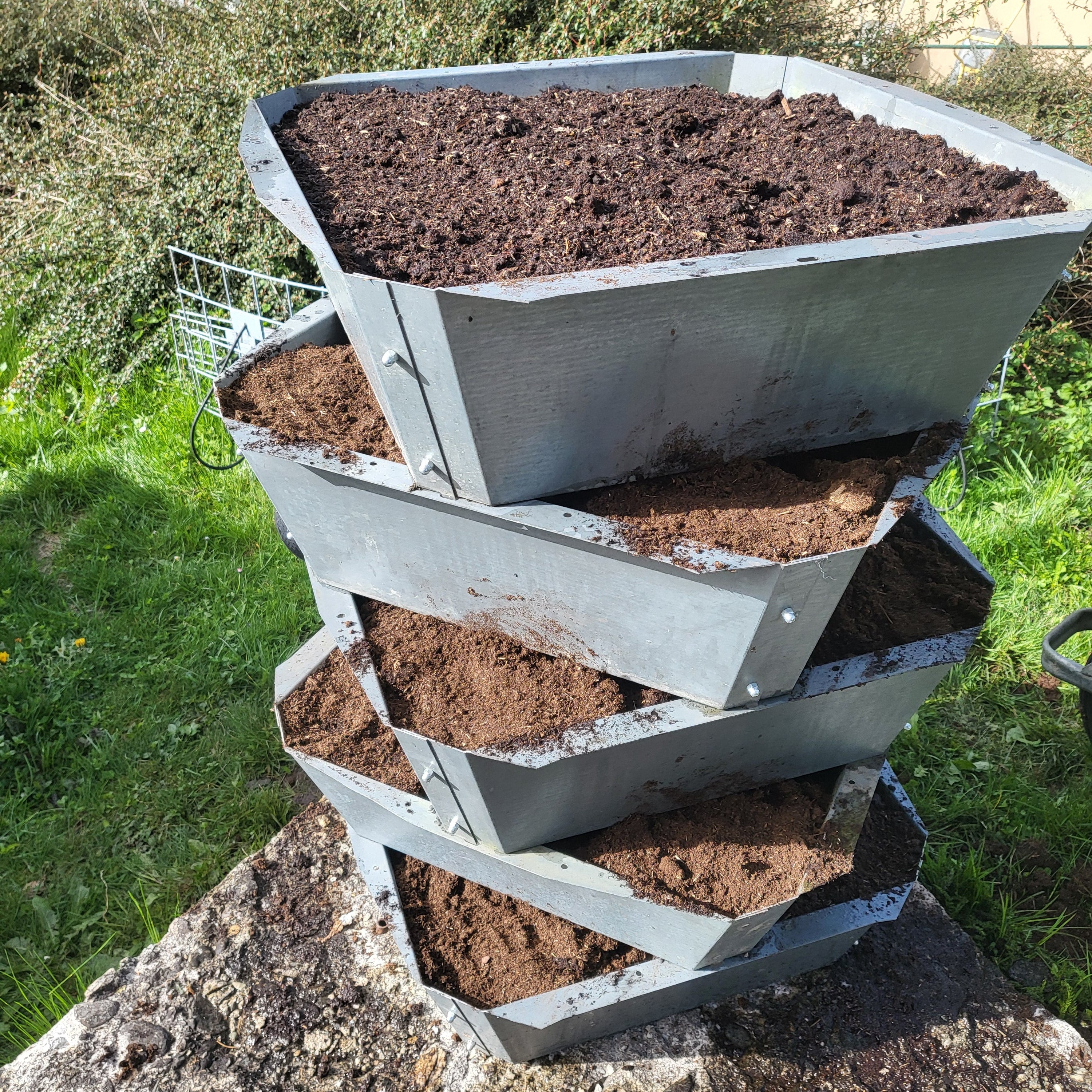 Kartoffelturm mit Erde befüllt