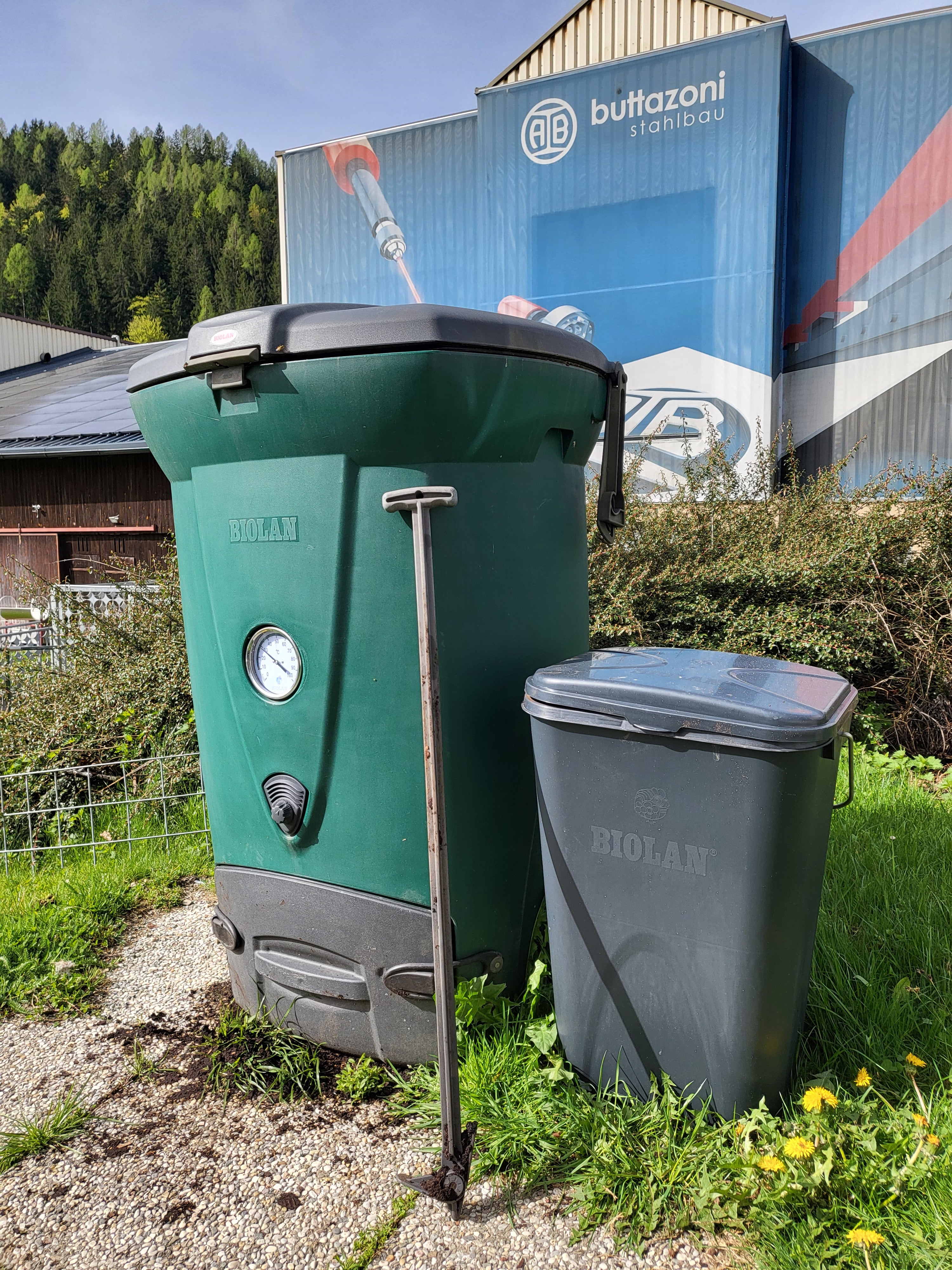 Weatherproof bucket for spreading material