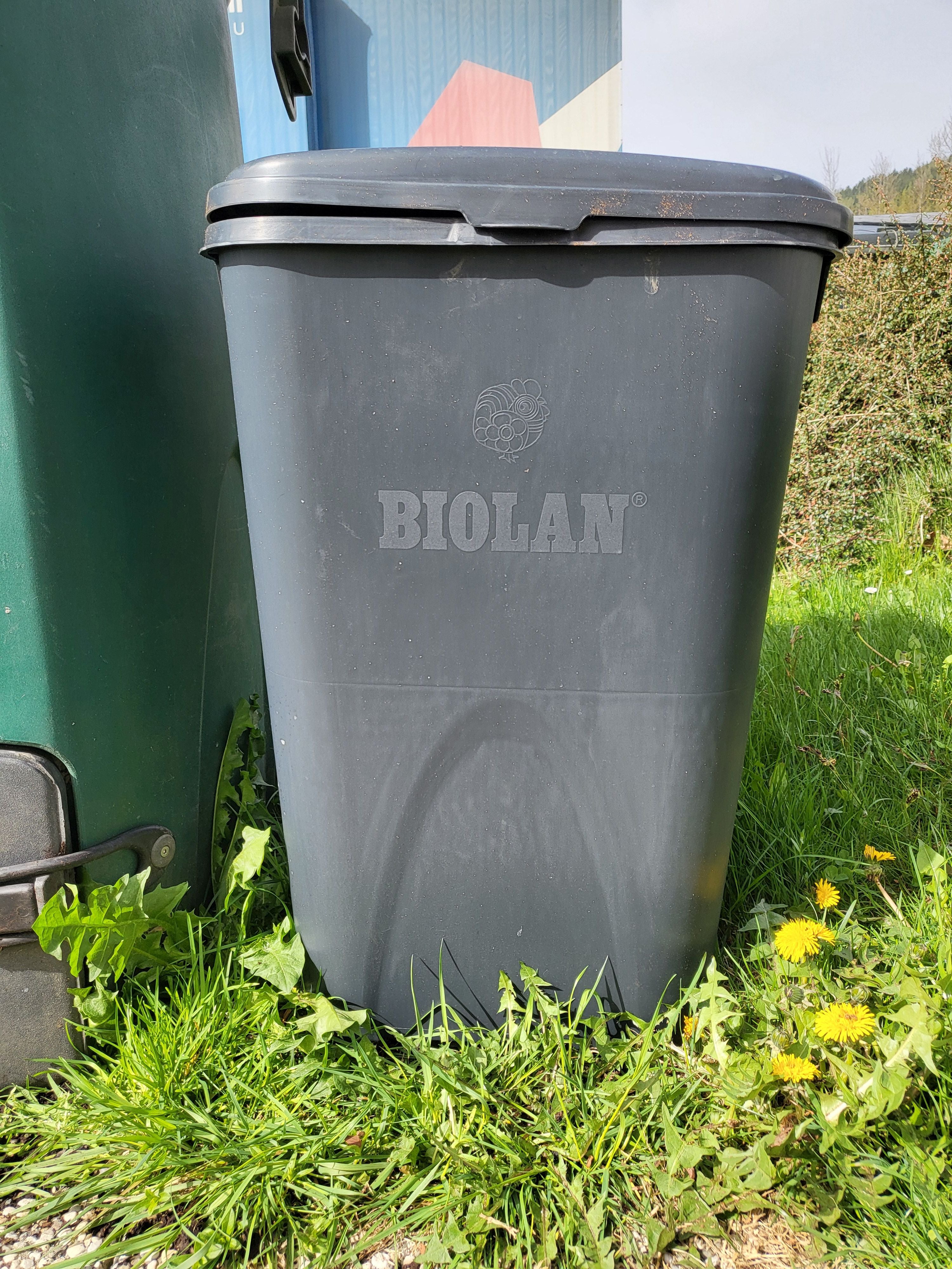 Weatherproof bucket for spreading material