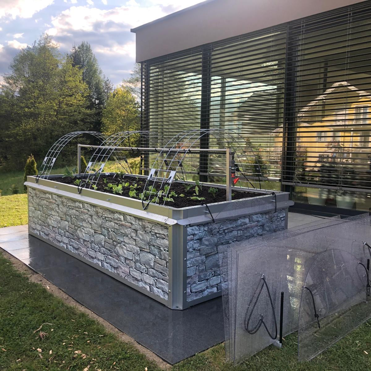 Hochbeet in Steinoptik auf Terrasse