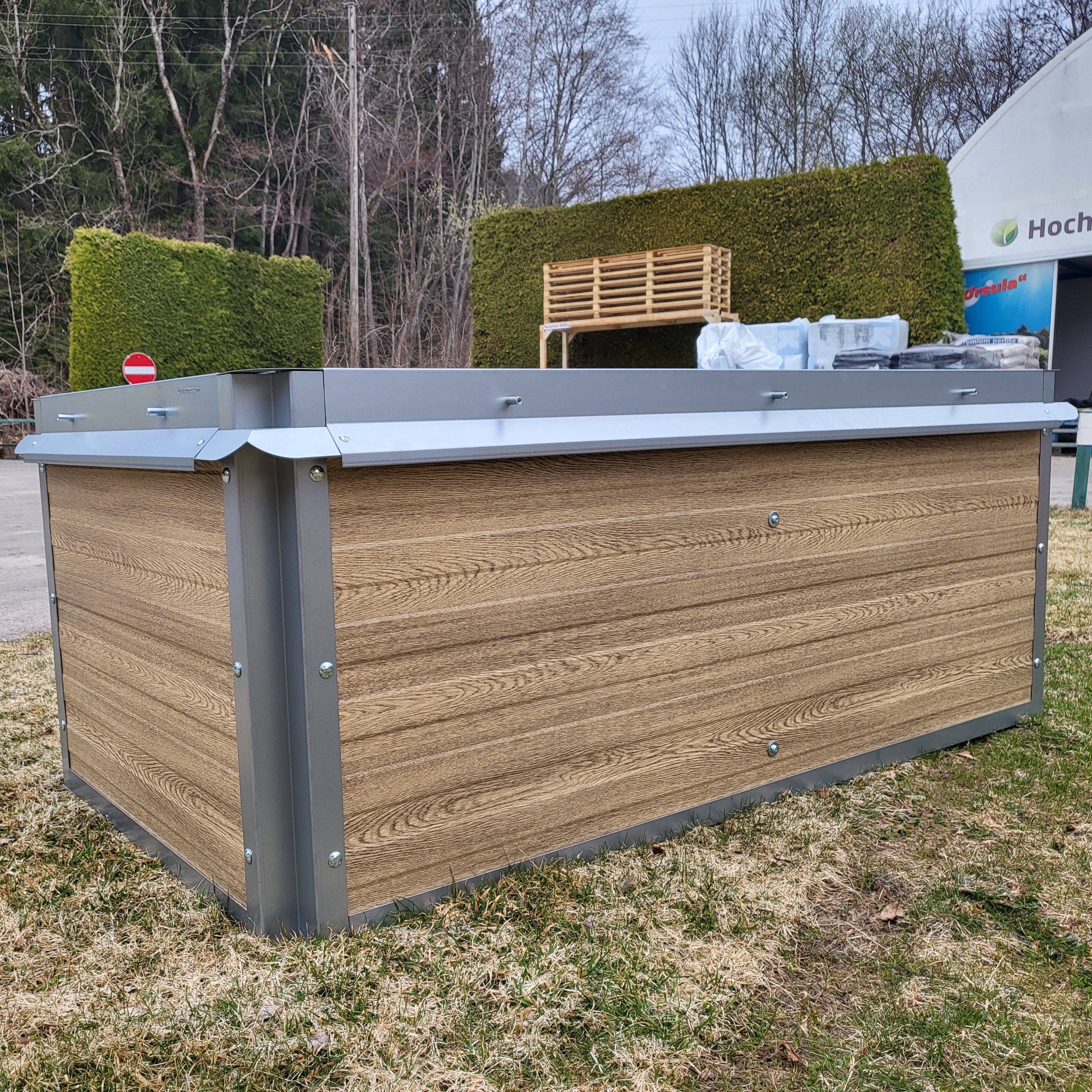 Aufgebautes Hochbeet in einem Garten