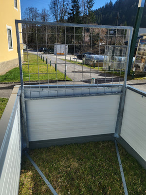 Gurkenrankhilfe im Hochbeet vor der Befüllung Nahaufnahme