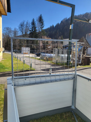 Gurkenrankhilfe im Hochbeet vor der Befüllung