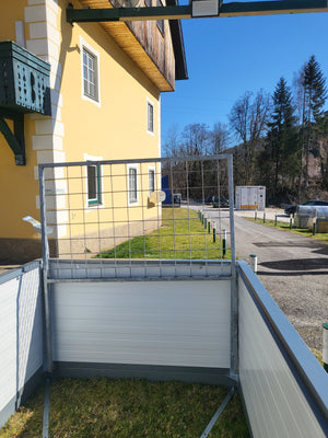 Gurkenrankhilfe im Hochbeet Großaufnahme