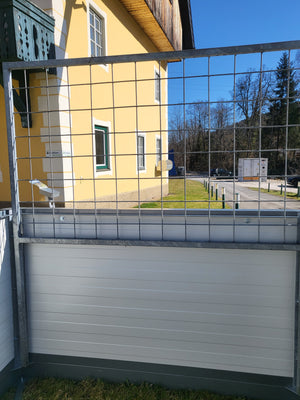 Gurkenrankhilfe im Hochbeet vor der Befüllung