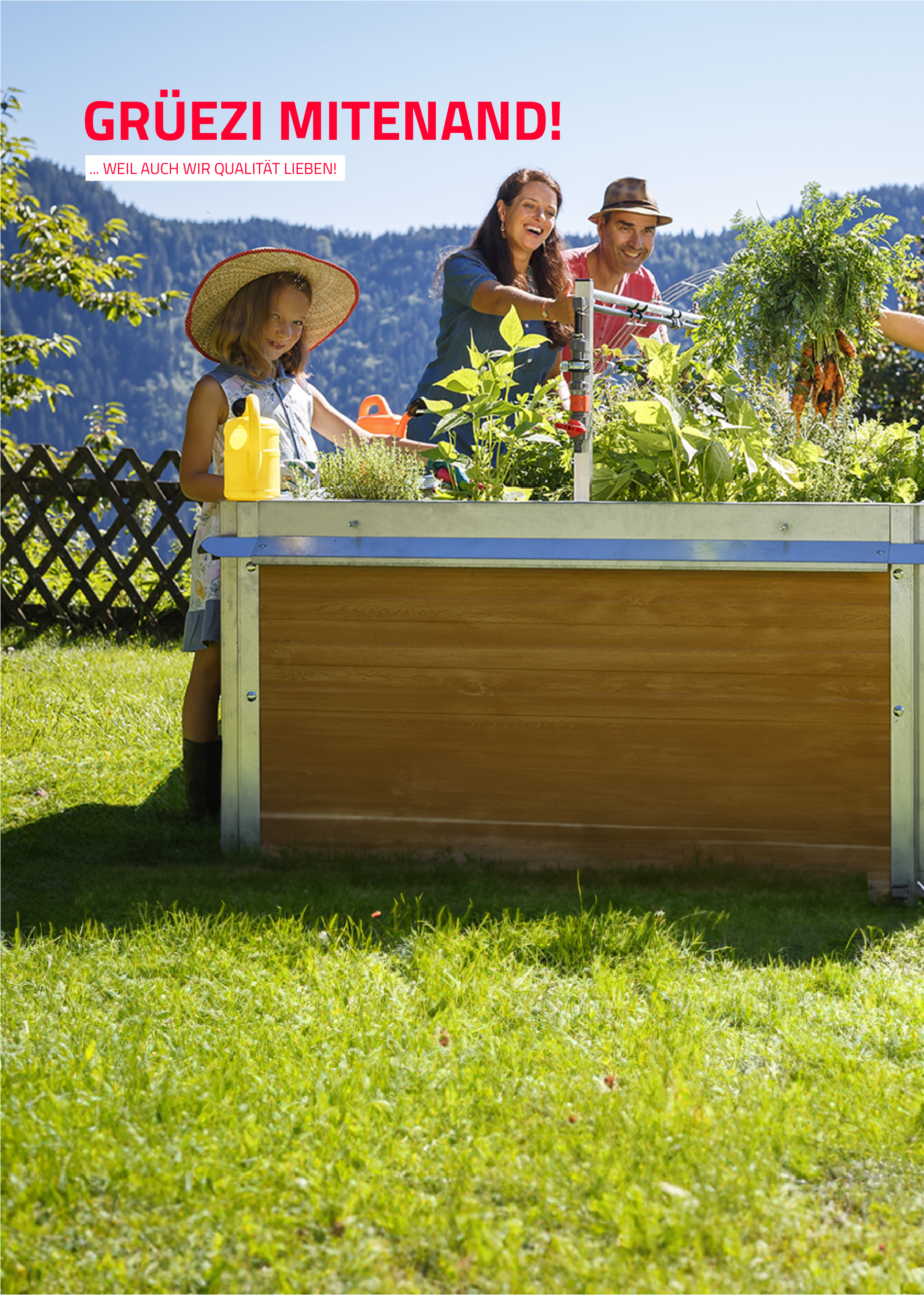 Familie steht am Hochbeet im Garten.