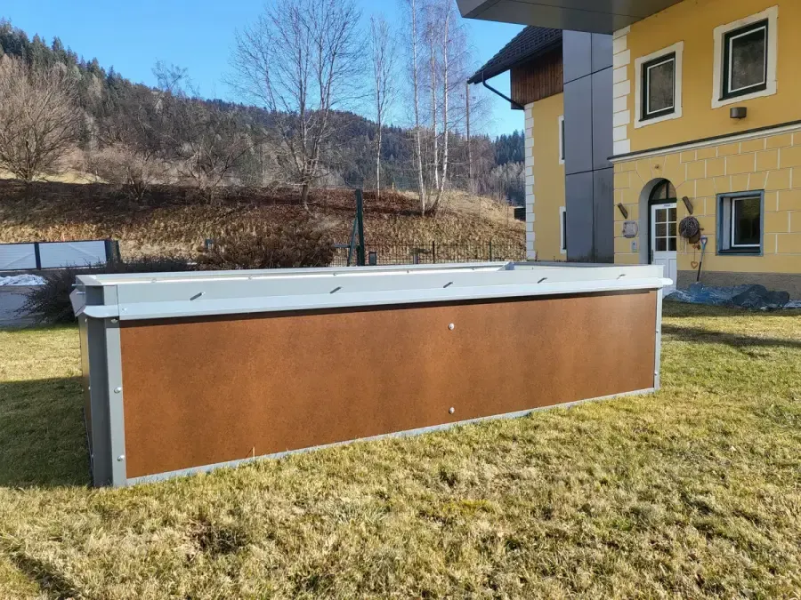 Aufgebautes Hochbeet aus Corten-Stahl