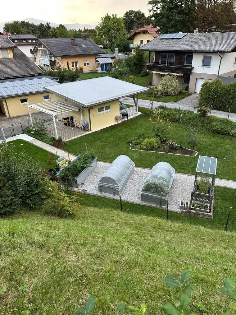 Gartenansicht mit Hochbeeten und Tomatenhaus – Kundenfoto von Funk R.