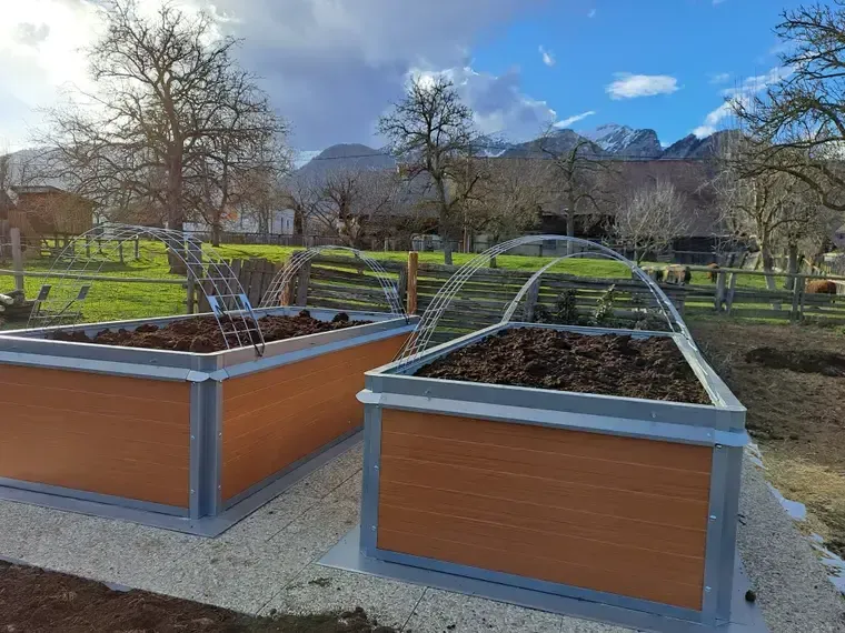 Mehrere Hochbeete mit Rankhilfen im Garten