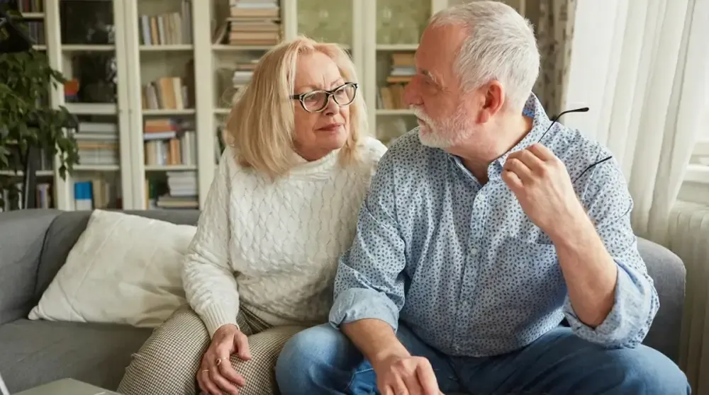 Älteres Paar im Gespräch auf dem Sofa