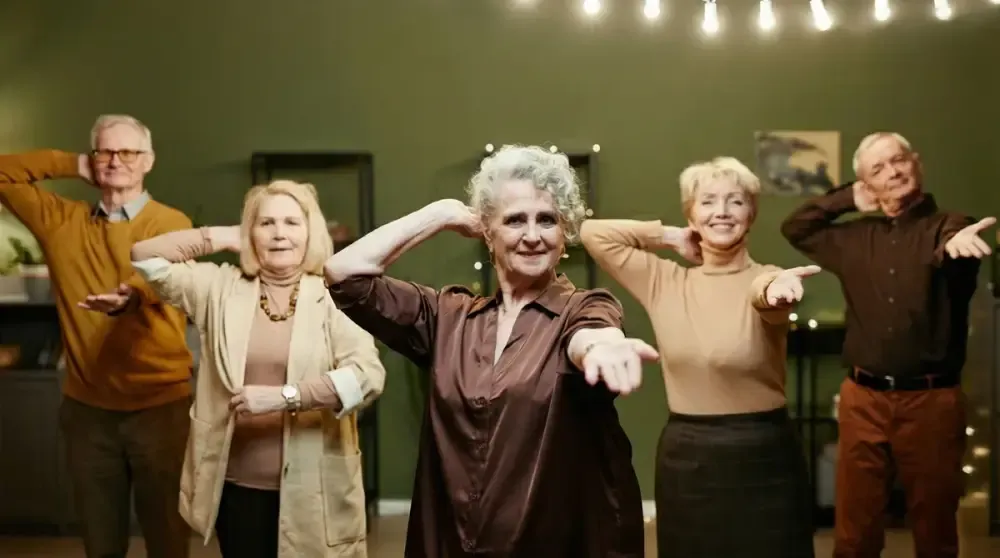 Gruppe von Seniorinnen und Senioren beim gemeinsamen Tanzkurs